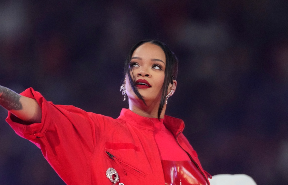 El bebé de Rihanna y A$AP Rocky presente en su show del Super Bowl LVII