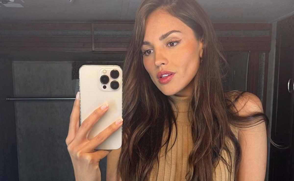 Eiza González luce muy sexy con minifalda y crop top de espejos