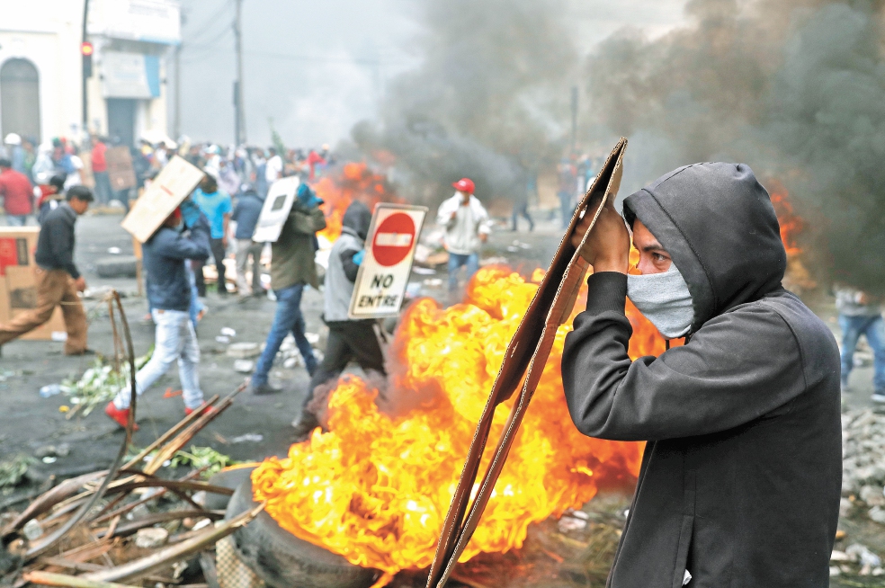 Protestas obligan a militarizar Ecuador