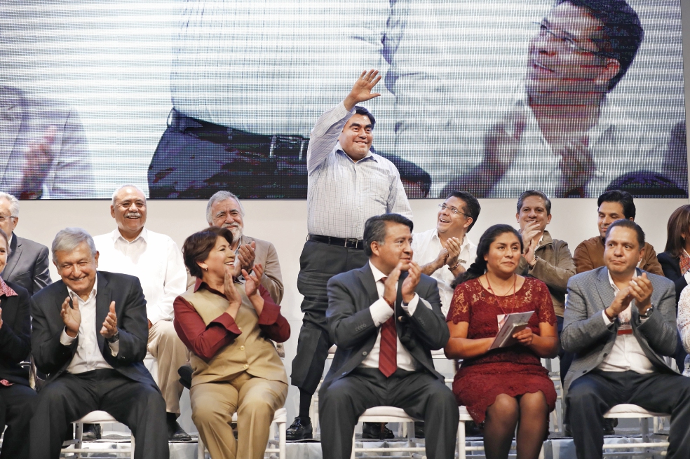 López Obrador suma senadores que abandonaron PRD