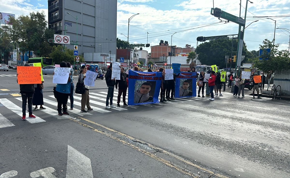 Bloquean Eje Central familiares y amigos de Luis Andrés; murió presuntamente baleado por un elemento de la SSC