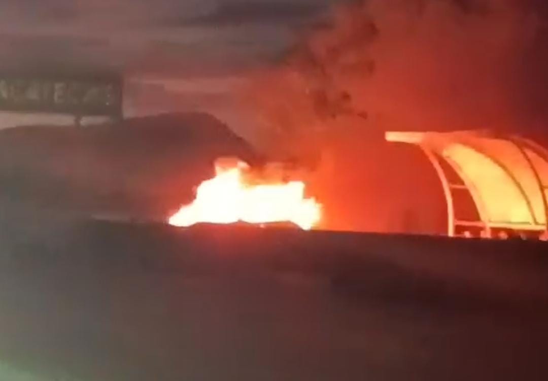 Reportan vehículos incendiados en carretera de Zacatecas; se le atribuyen al CJNG