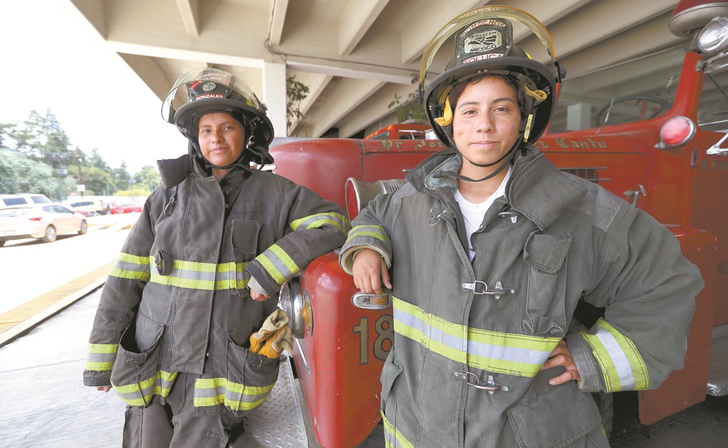 Nicole y Esmeralda, las hermanas más jóvenes de los bomberos en Toluca
