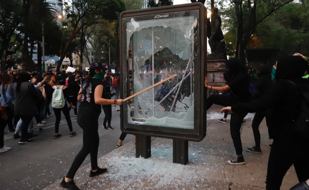 Encapuchadas vandalizan monumentos e infraestructura urbana por marcha feminista 