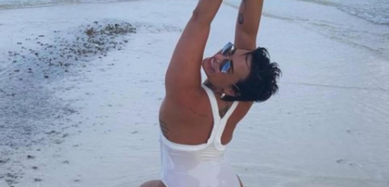 Demi Lovato y su posado con traje de baño blanco en las Maldivas