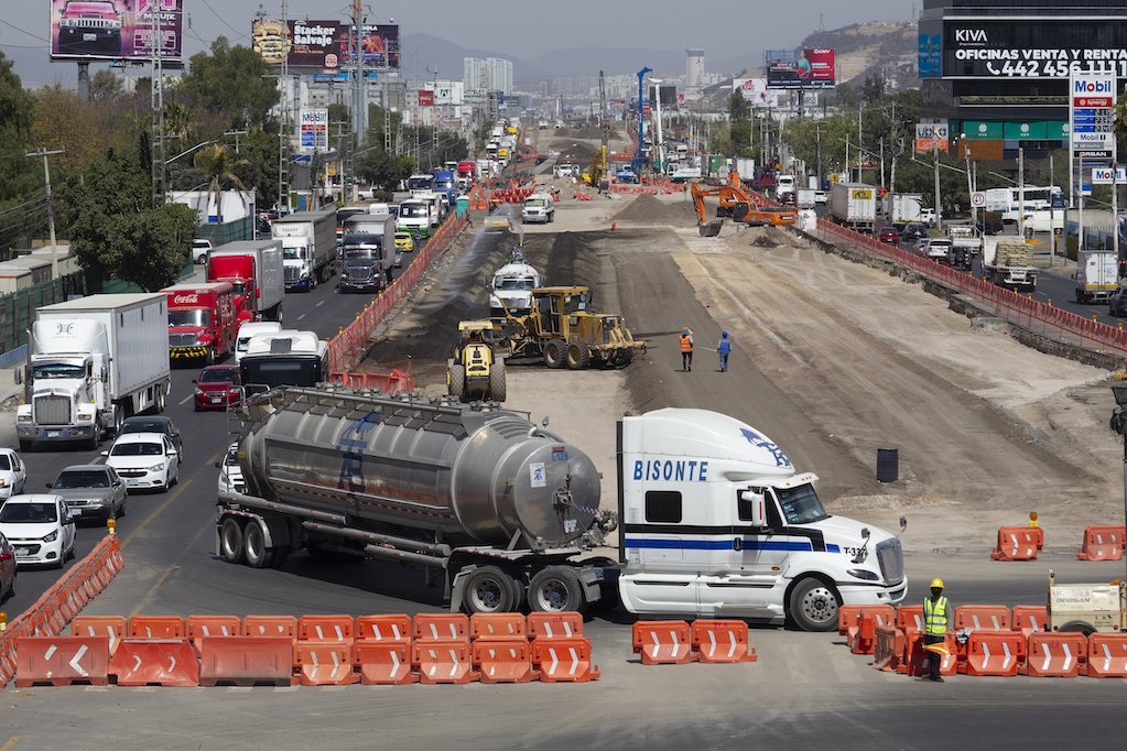 Transportistas tardan hasta 2 horas en cruzar el Paseo 5 de Febrero, en Querétaro