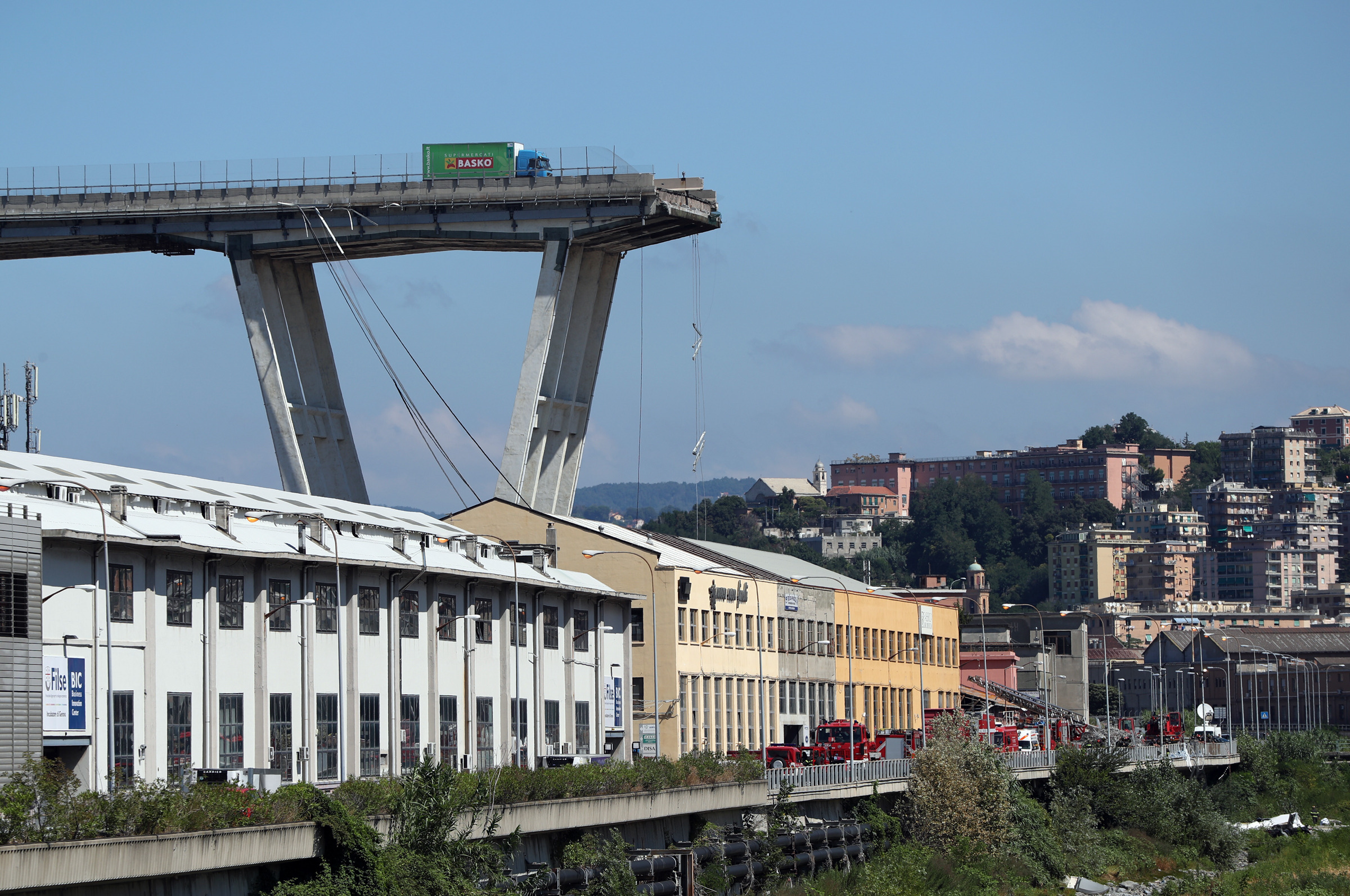 Se elevan a 39 los fallecidos tras el derrumbe de puente en Génova, Italia