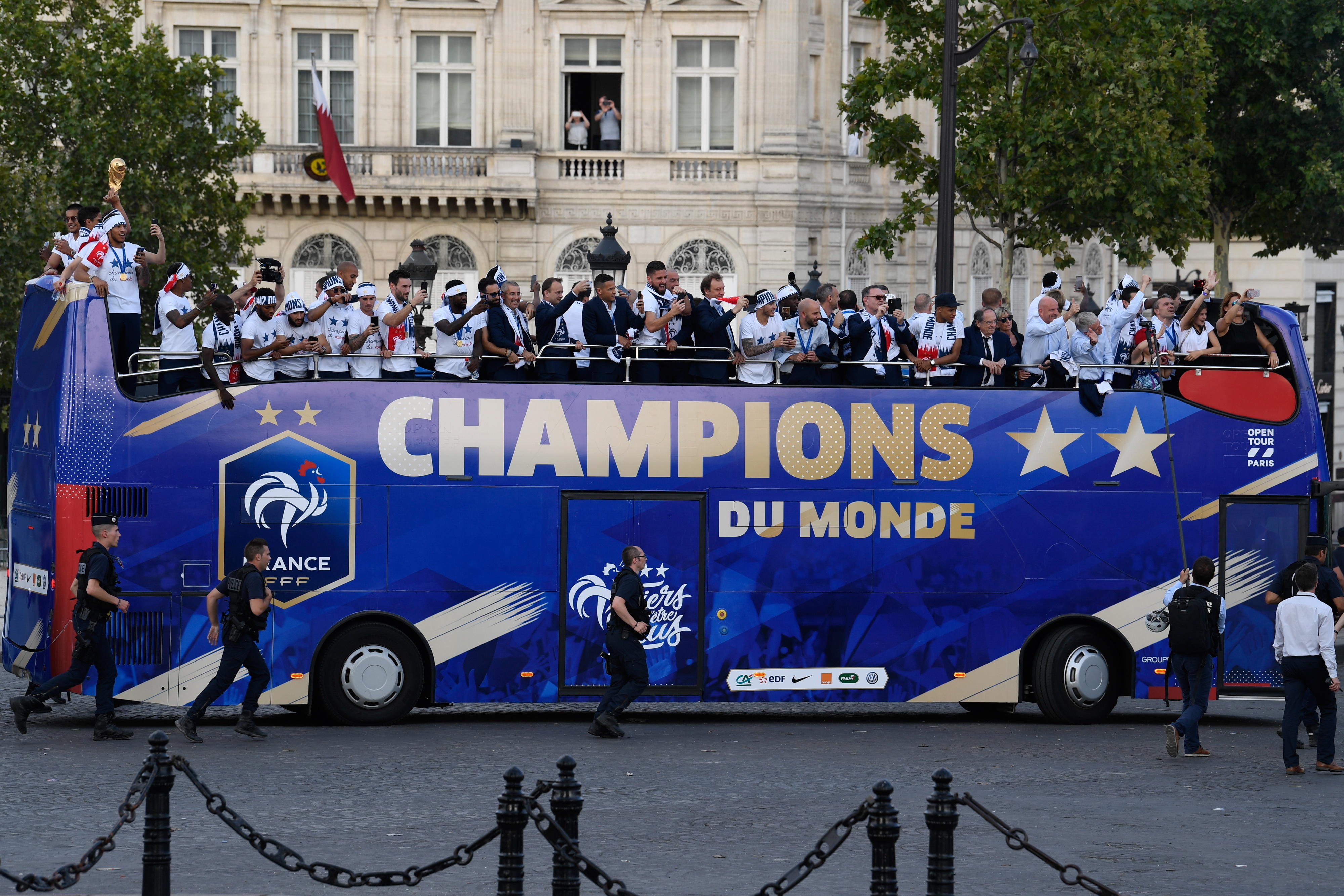 Así fue el desfile del Campeón del Mundo en París