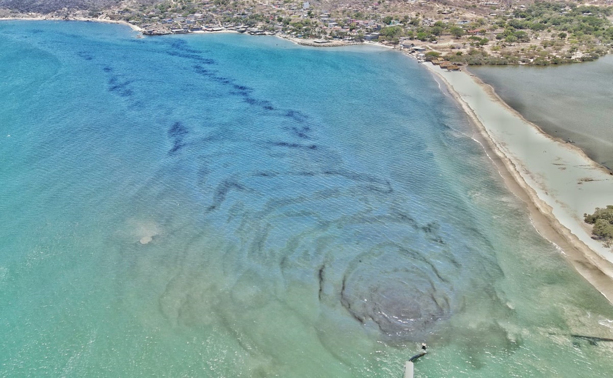 Piden intervención de autoridades ante derrame de Pemex que contamina playa y mar en Istmo de Oaxaca