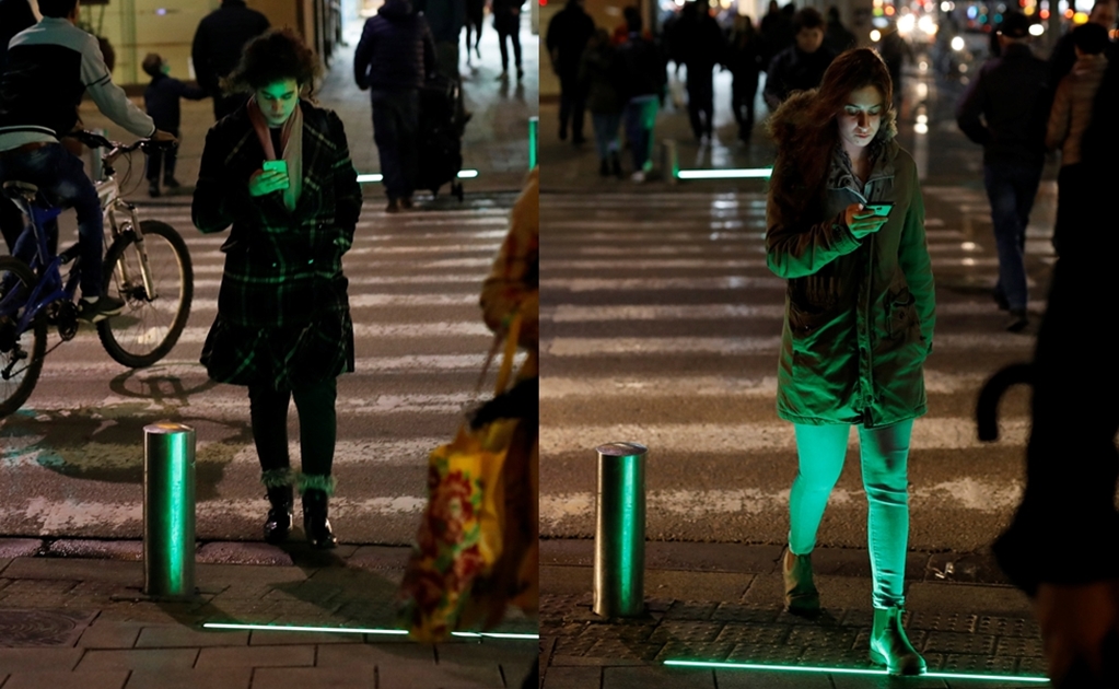 Israel instala "semáforo zombie" para adictos al celular 