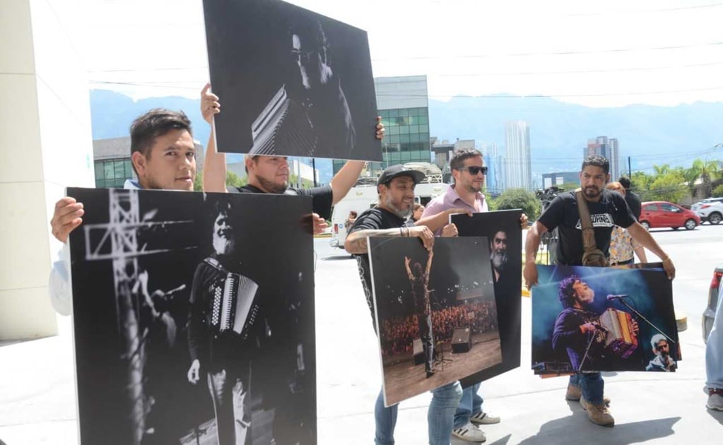 Fans de Celso Piña tienen sentimientos encontrados en el funeral