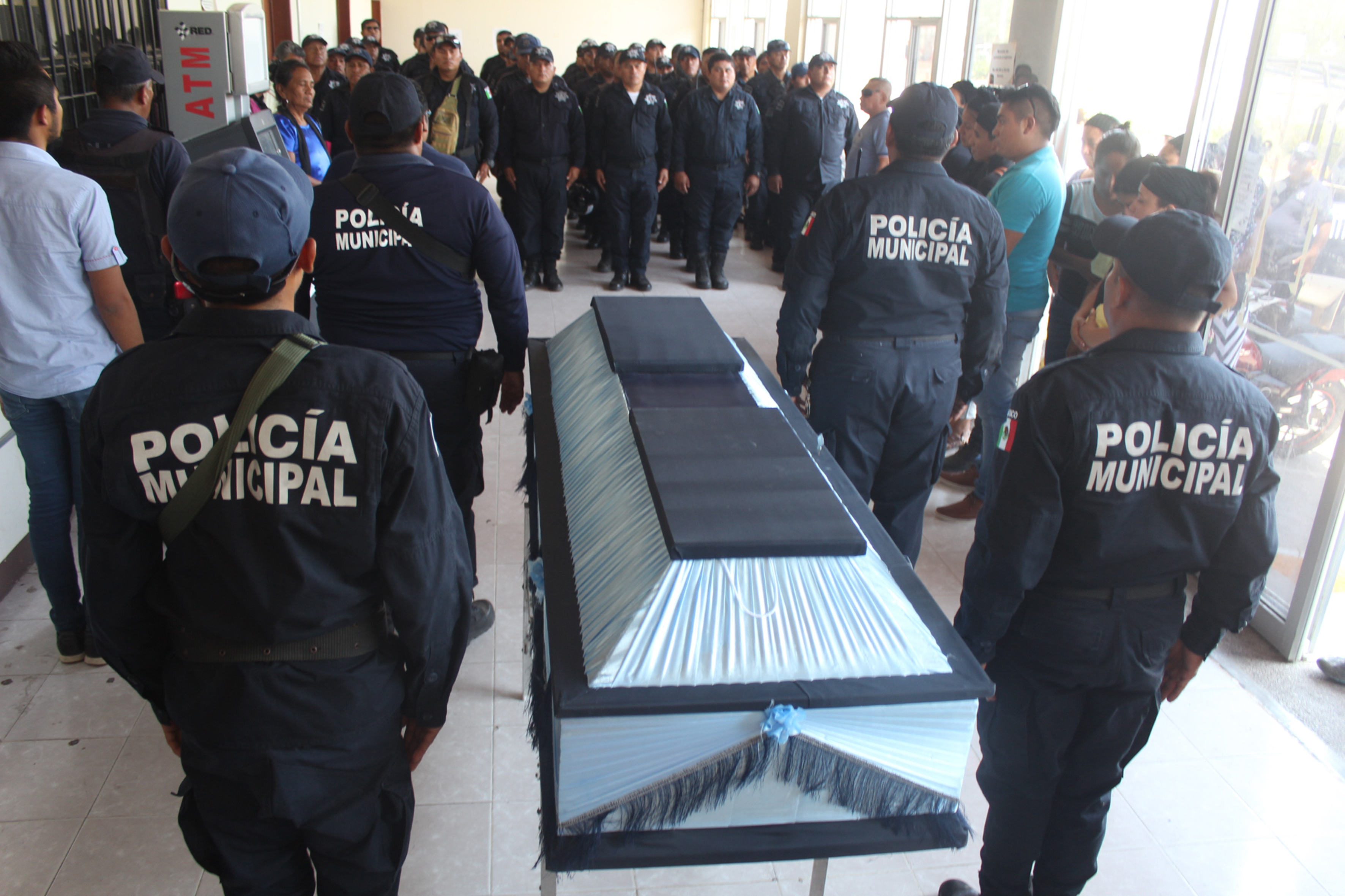 Despiden con pase de lista a policía asesinado en Juchitán