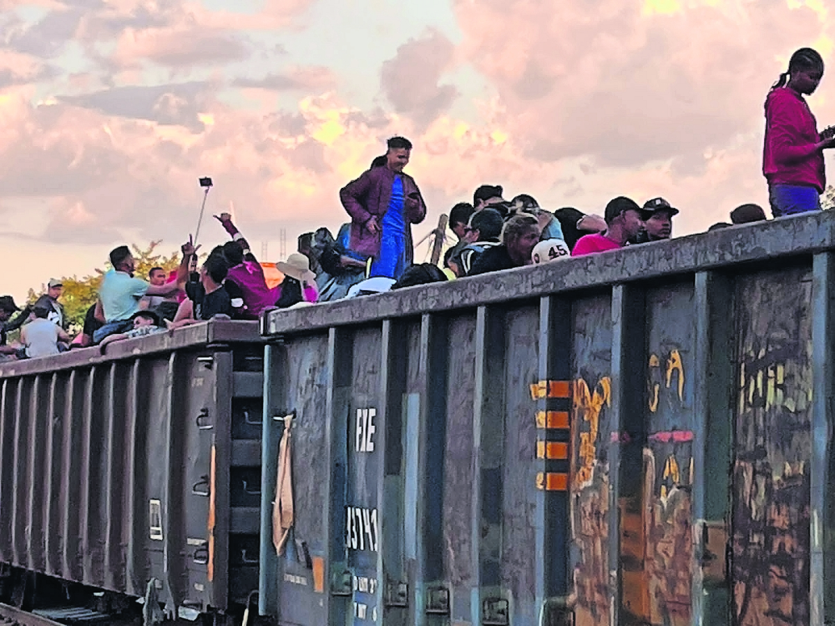 Anuncian suspensión de trenes; cientos suben  en Irapuato