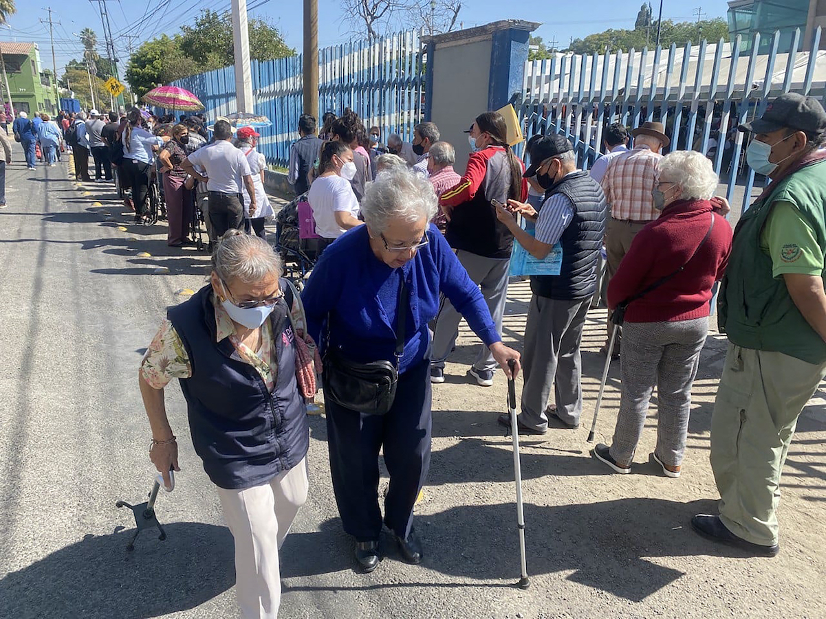 Largas filas para que adultos mayores reciban refuerzo contra el Covid-19 en Querétaro
