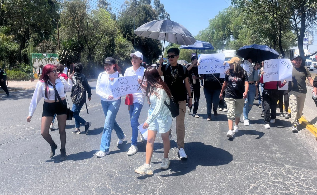 Estudiantes y profesores bloquean la carretera México-Querétaro; exigen seguridad y terminar con actos de acoso