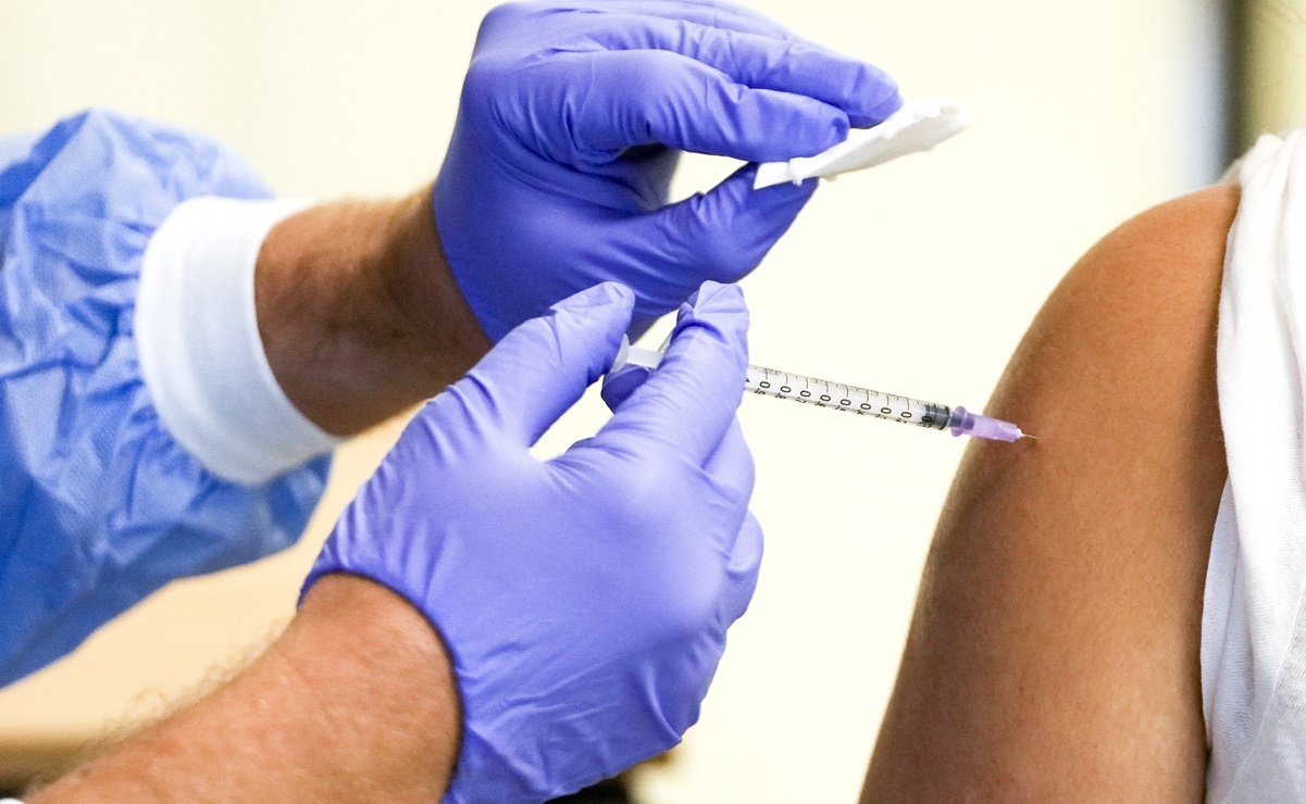 Protección de vacuna de Moderna dura al menos 6 meses, asegura estudio