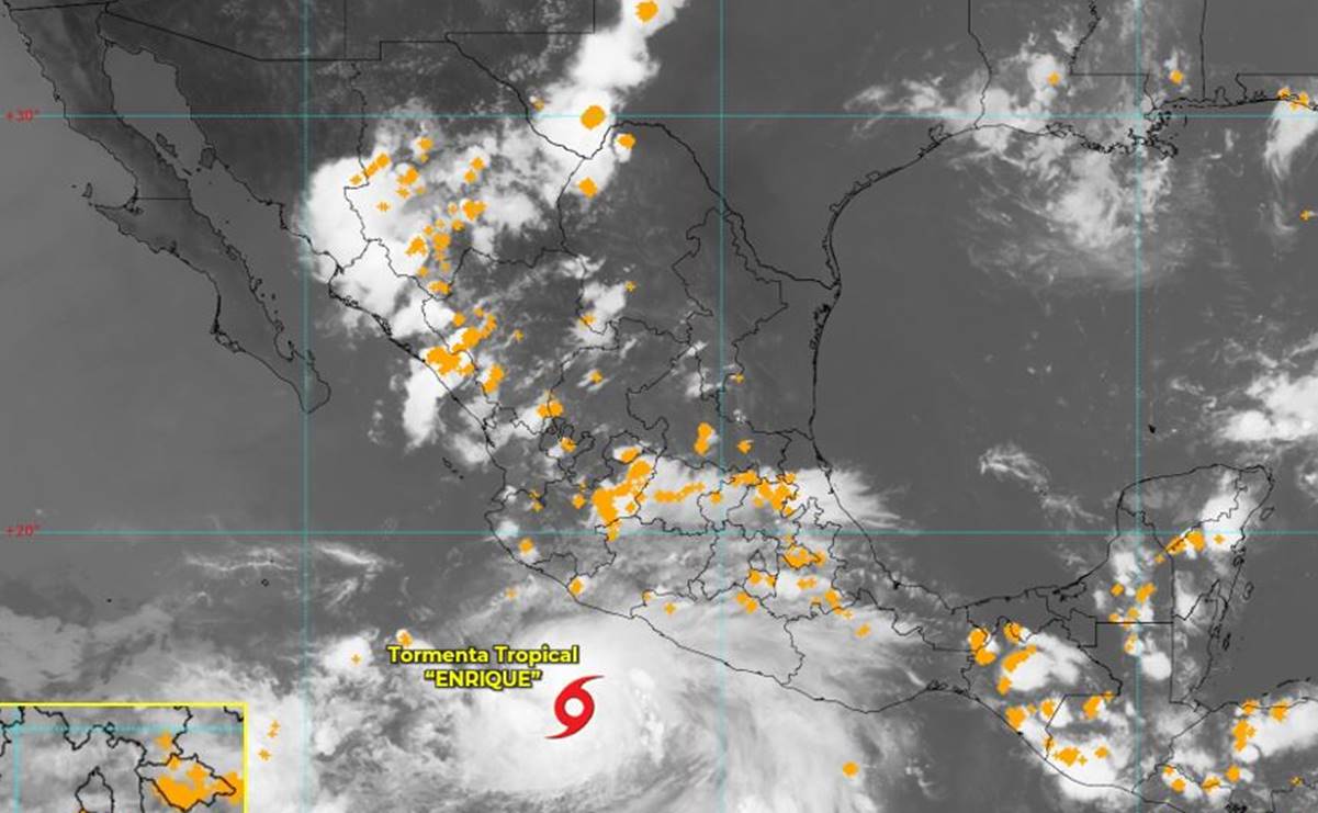 Cierran puerto de Lázaro Cárdenas por tormenta tropical "Enrique"