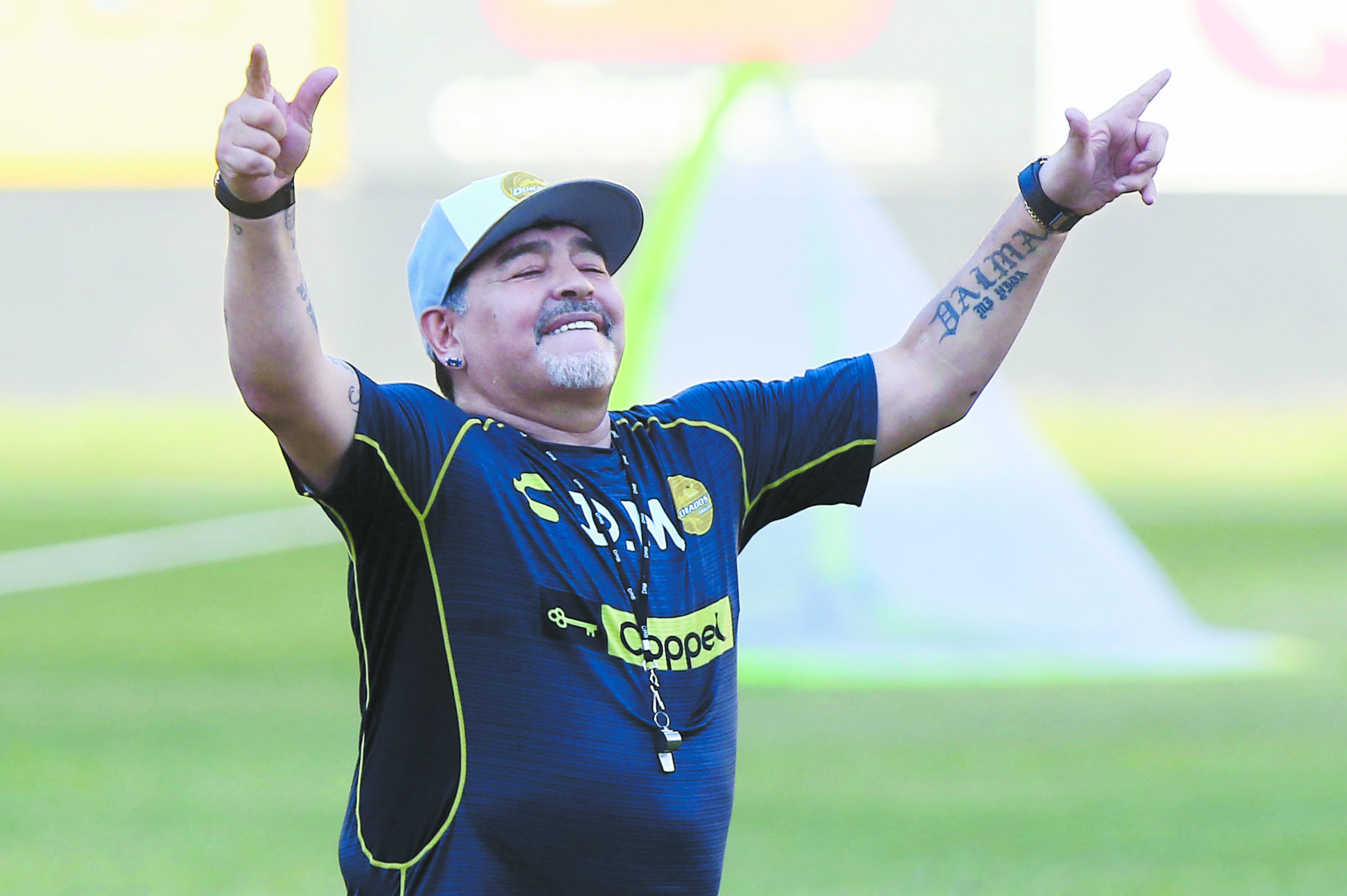 Al estilo Ronaldinho, Maradona exige casa con playa artificial