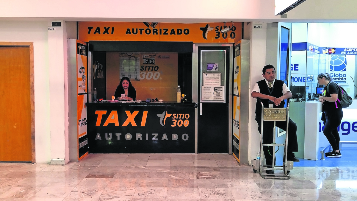 Taxistas del AICM exigen espacio para trabajar