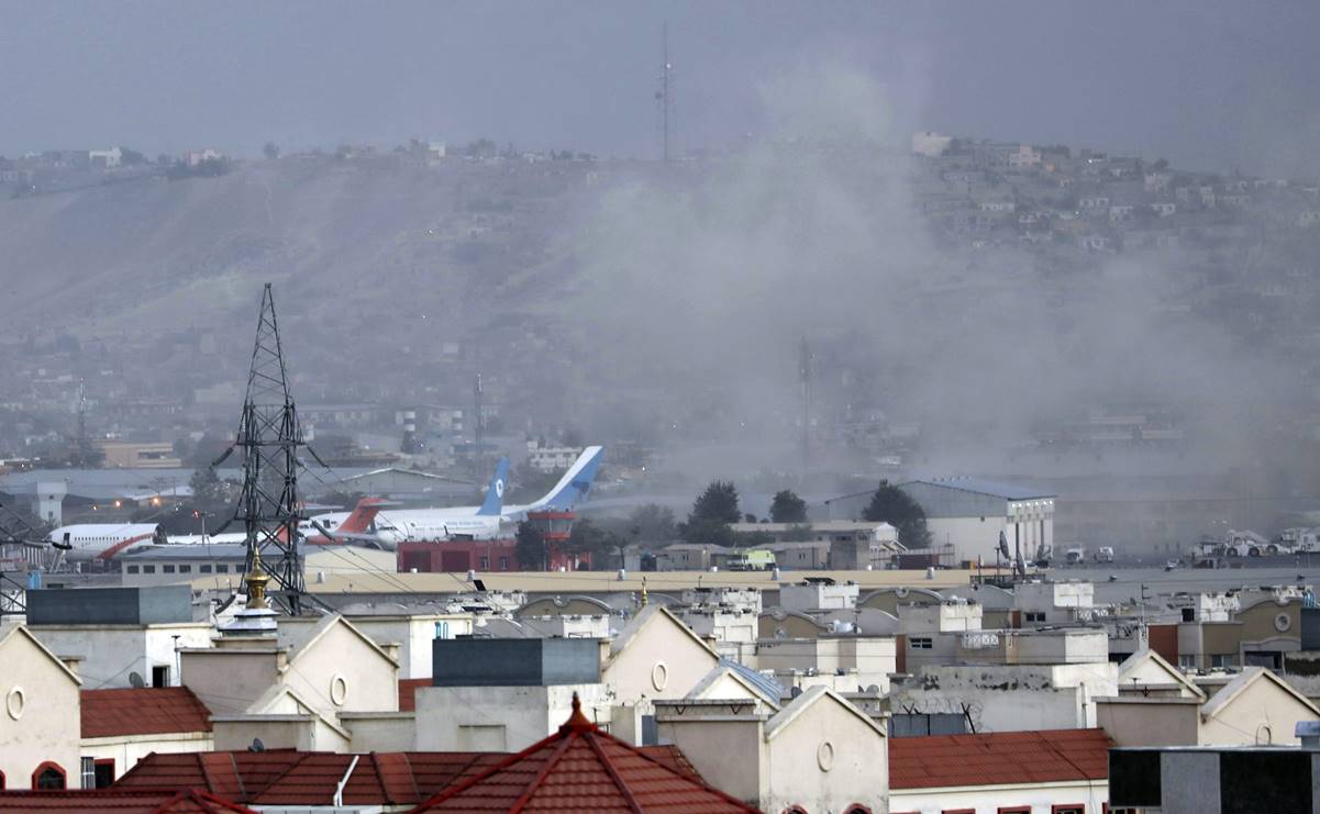 Estado Islámico se atribuye el atentado suicida junto al aeropuerto en Afganistán 