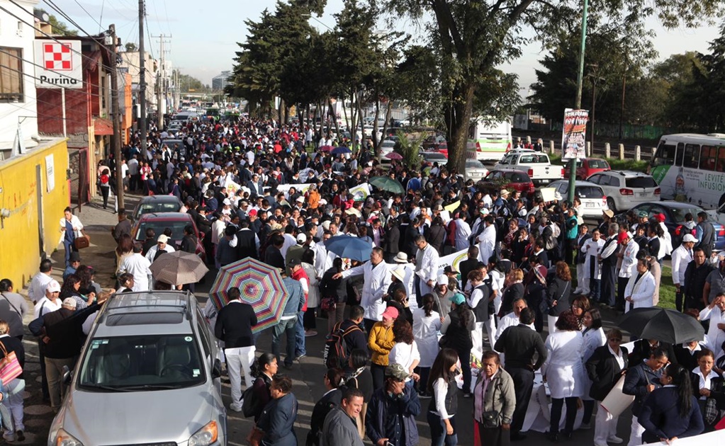 Trabajadores del sector salud protestan por falta de medicamentos en Toluca 