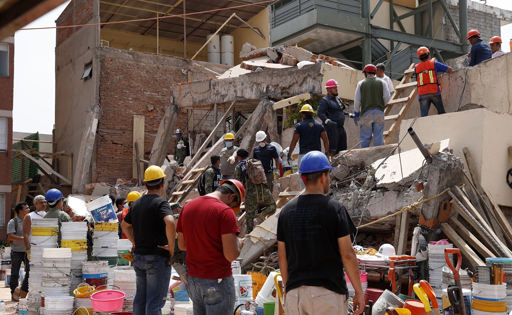 Identifican con vida a 5 personas entre escombros de escuela Enrique Rébsamen