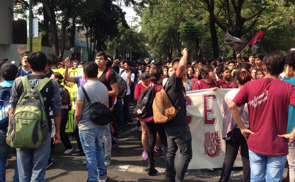 Politécnicos marchan hacia Zacatenco