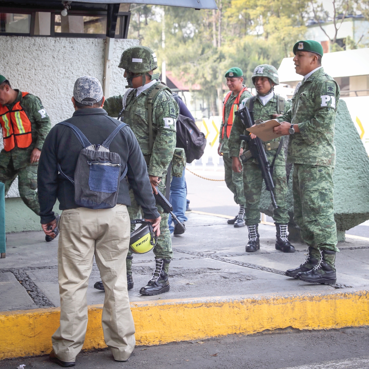 Choferes aprovechan convocatoria de AMLO para conducir pipas de Pemex