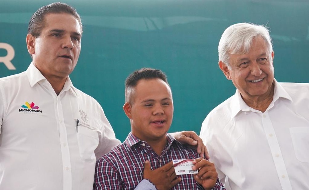 Anuncia AMLO censo para acabar con aviadores en el magisterio de Michoacán