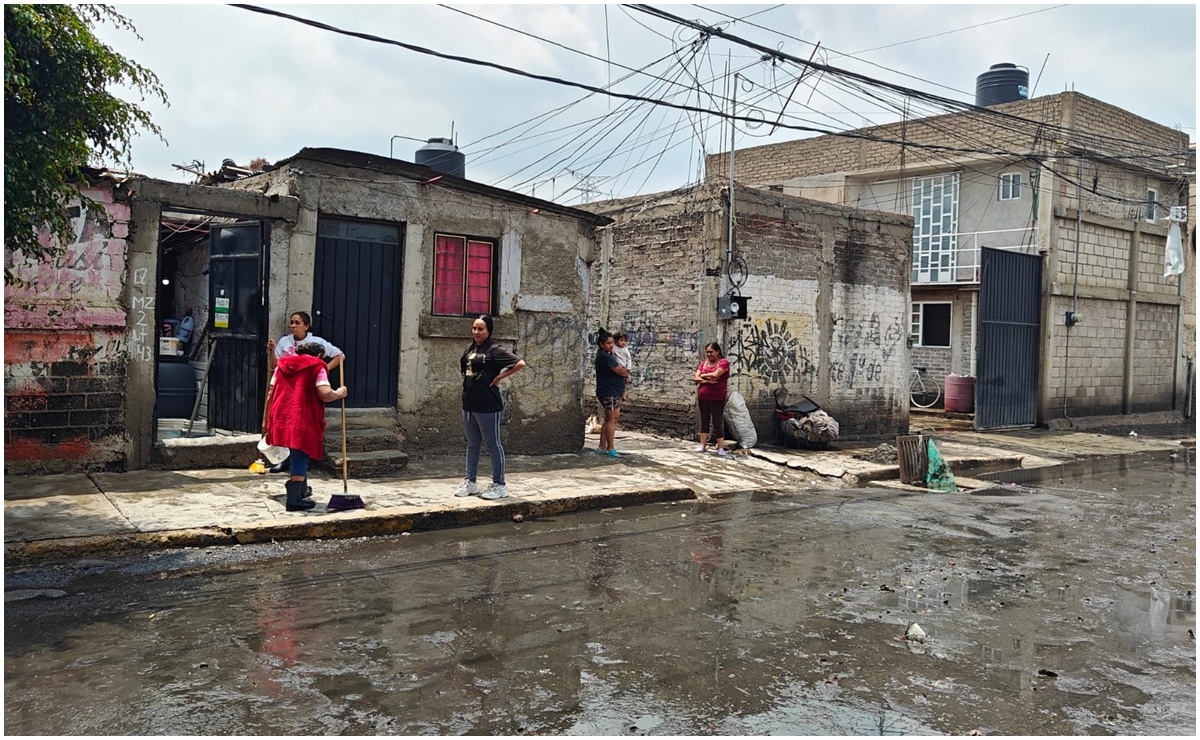 “Te imaginas lo que es desayunar con ese olor”: Vecinos de Iztapalapa piden apoyo luego de que la lluvia afectara sus viviendas