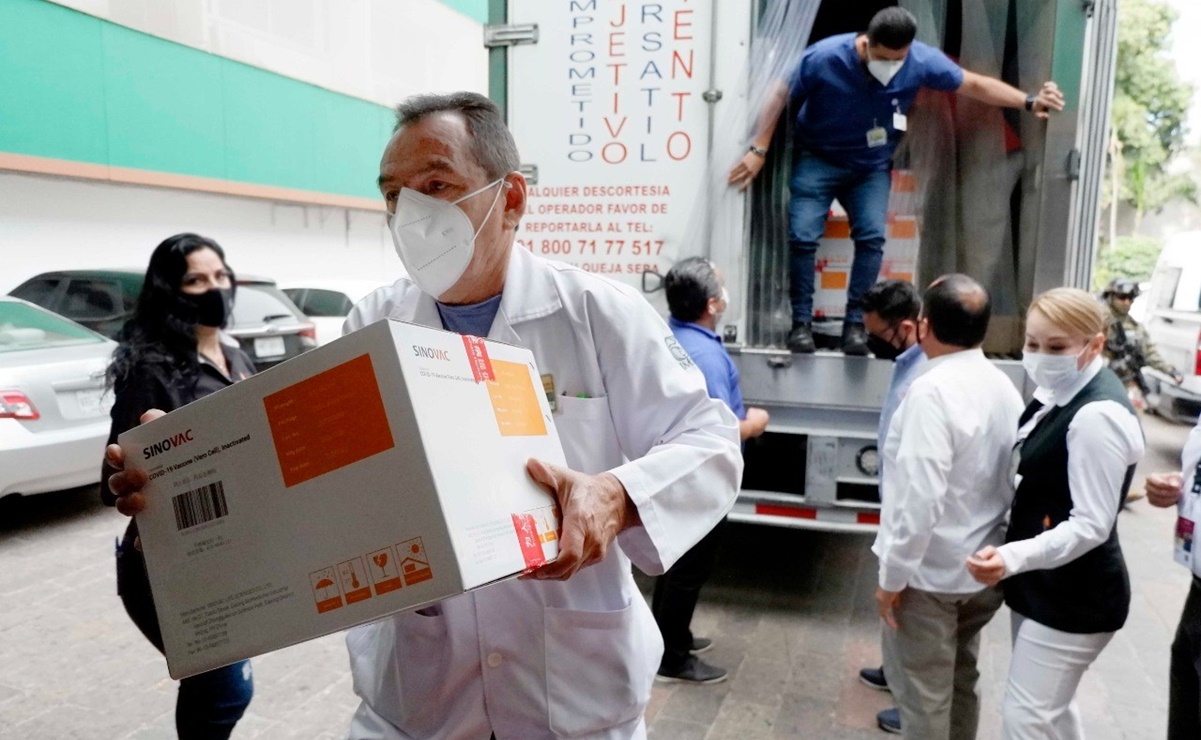 Llegan a Mazatlán más de 20 mil vacunas de AstraZeneca para adultos mayores