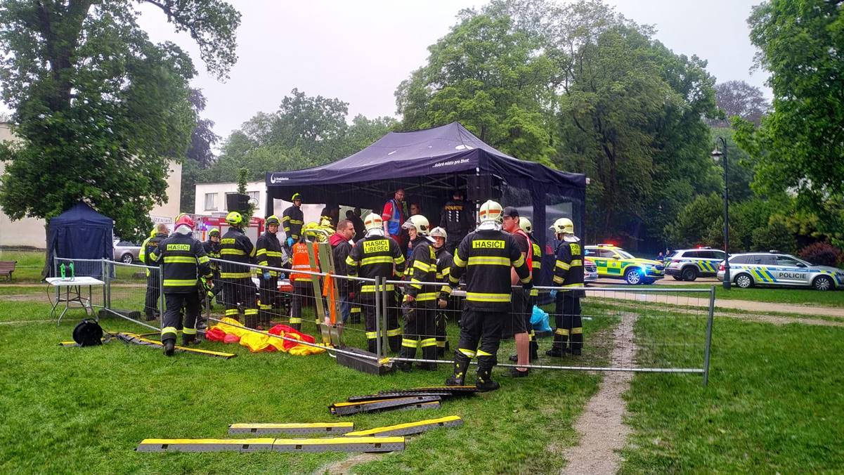 ¡Les cae rayo! 18 personas resultaron heridas durante tormenta eléctrica en Praga; trasladan a los heridos al hospital