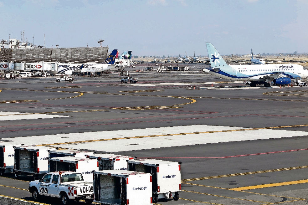 Aerolíneas ofrecen agüita por demoras 