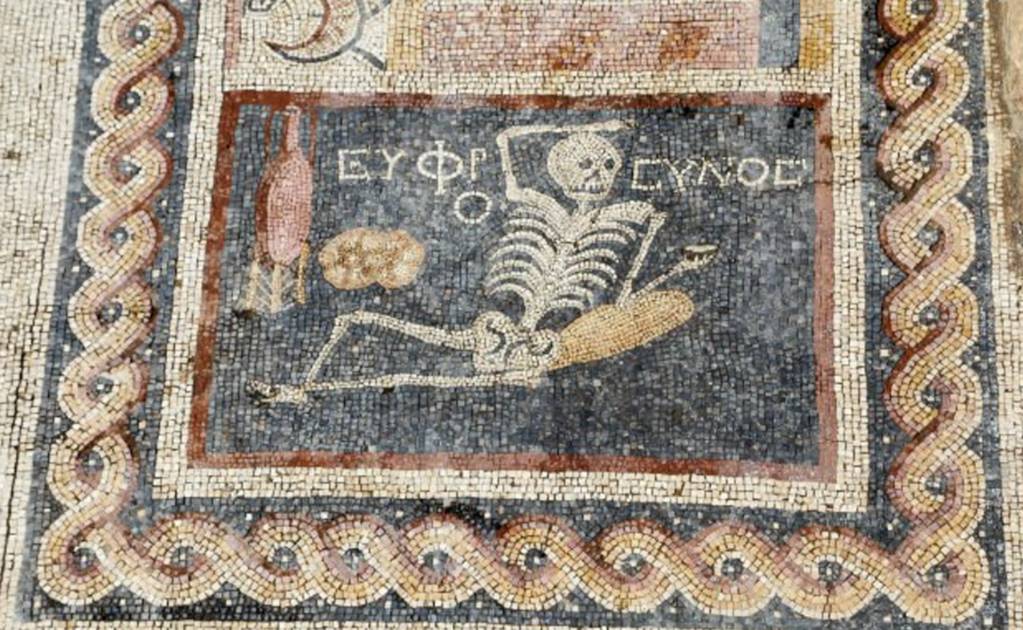 Turquía: Hallan mosaico antiguo con esqueleto "alegre" 