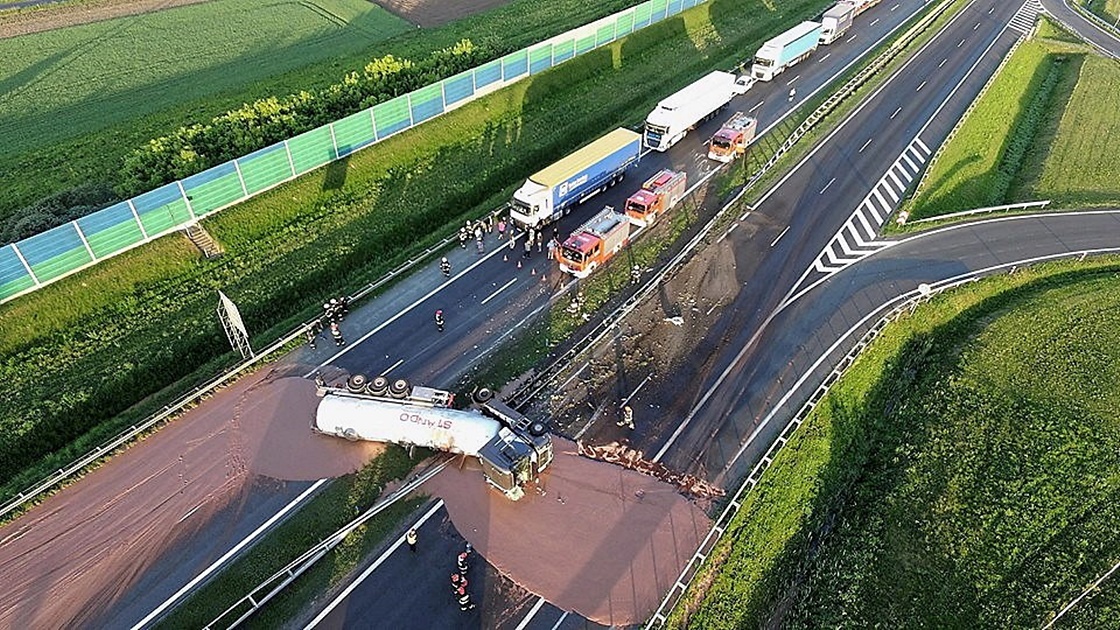 Accidente deja miles de litros de chocolate esparcidos en una carretera de Polonia