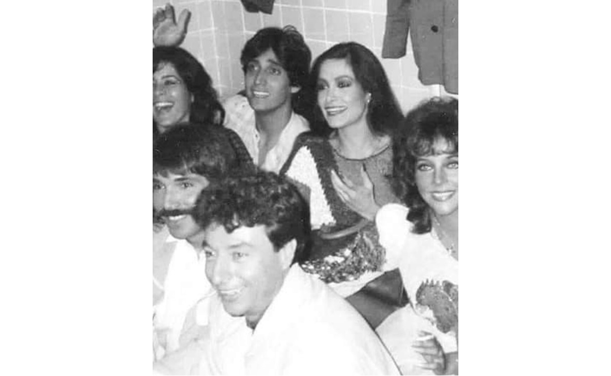 La foto en la que Daniela Romo aparece con ¿Jimmy Fallon y Diego Boneta?