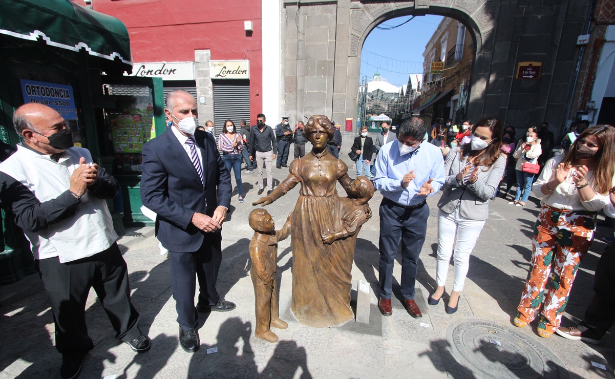 Con esculturas de personajes ilustres, concluyen rehabilitación de la calle 5 de Mayo en Puebla