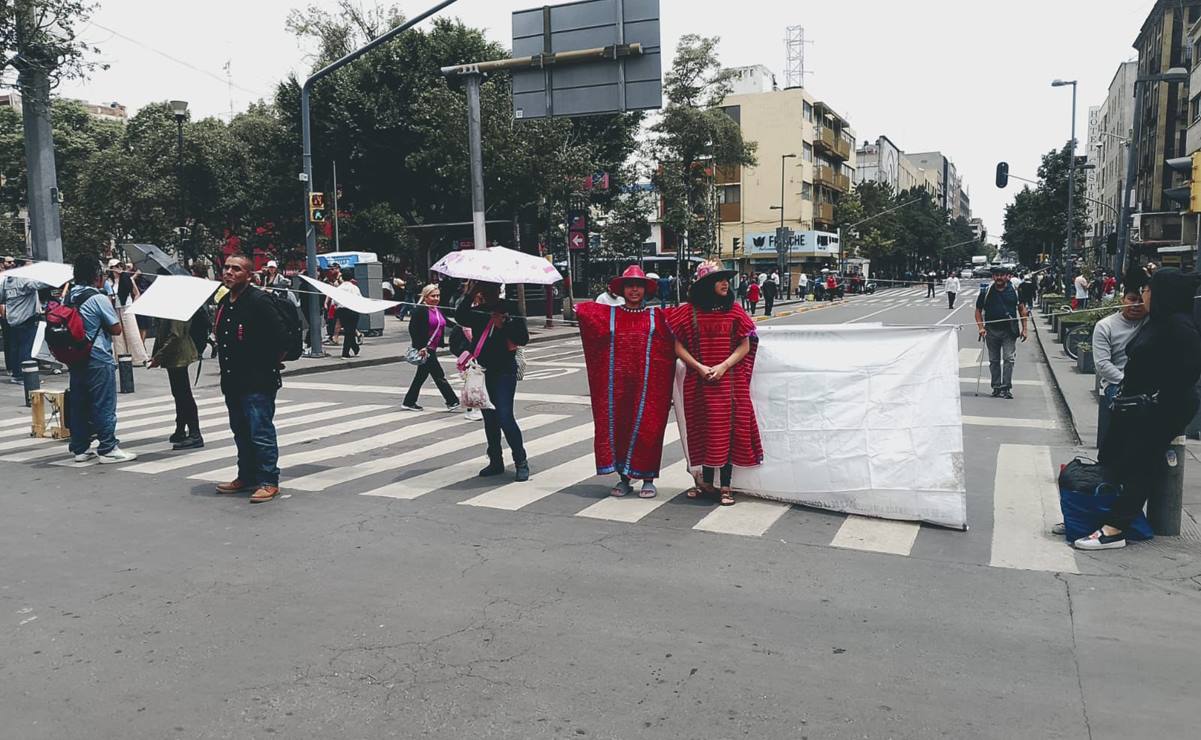 Por más de 7 horas, artesanas mazahuas bloquearon circulación en Av. Izazaga 