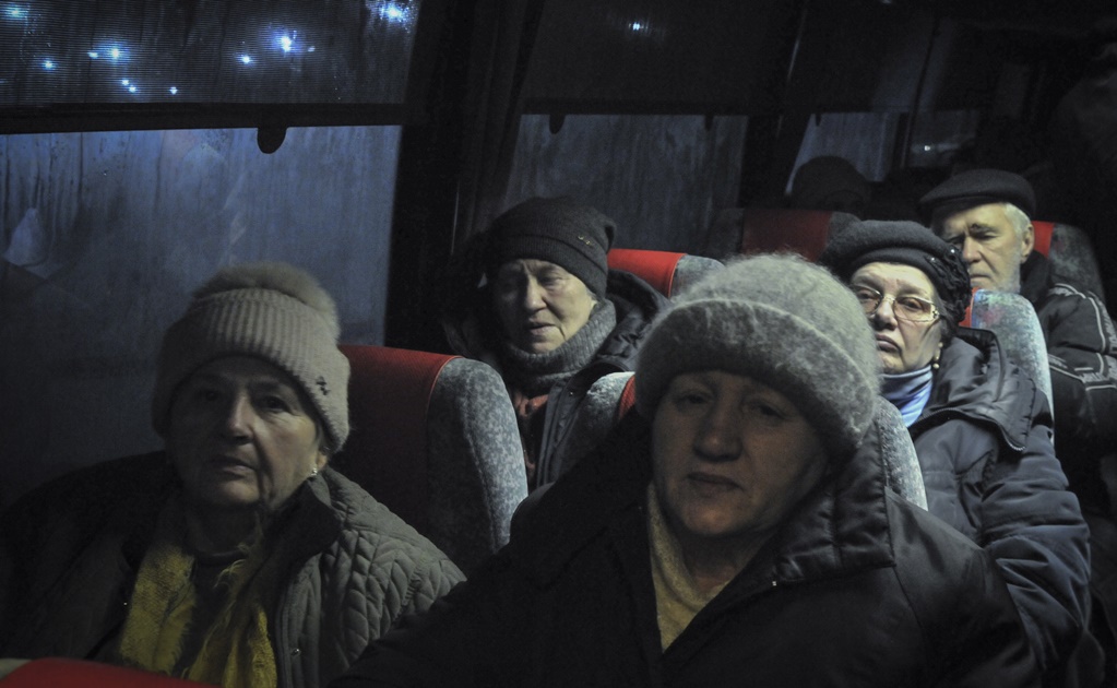 Salen 20 mil personas de la ciudad de Mariupol por corredor humanitario 