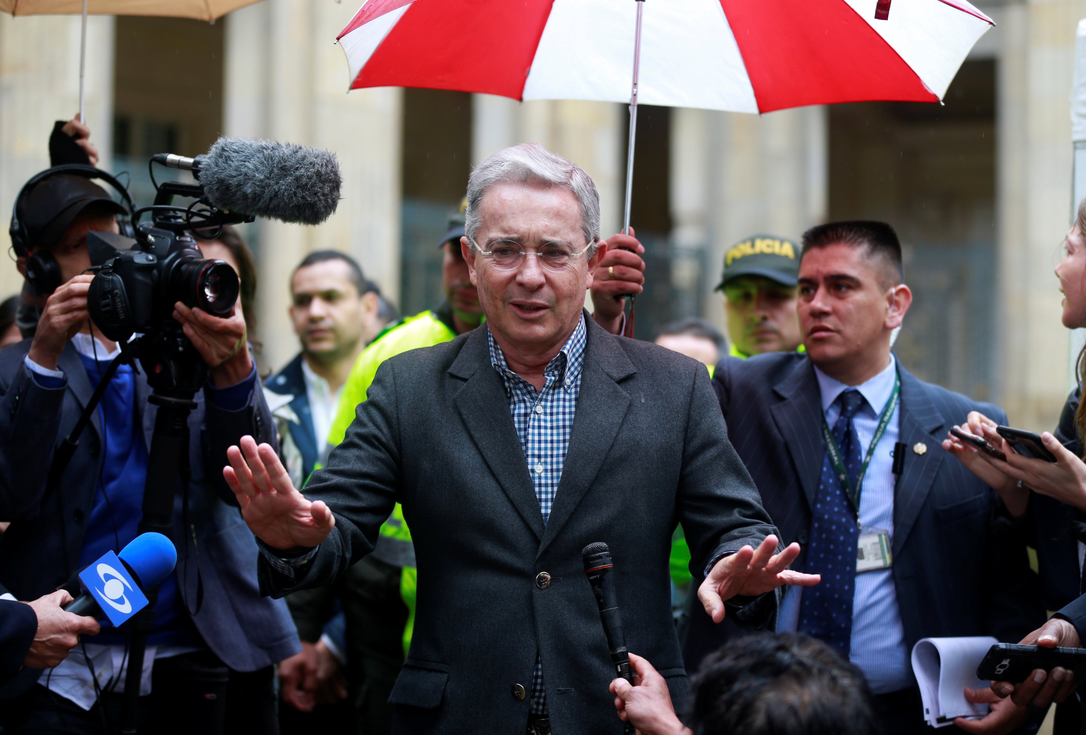 Uribe plantea "pacto nacional" tras "no" en plebiscito colombiano