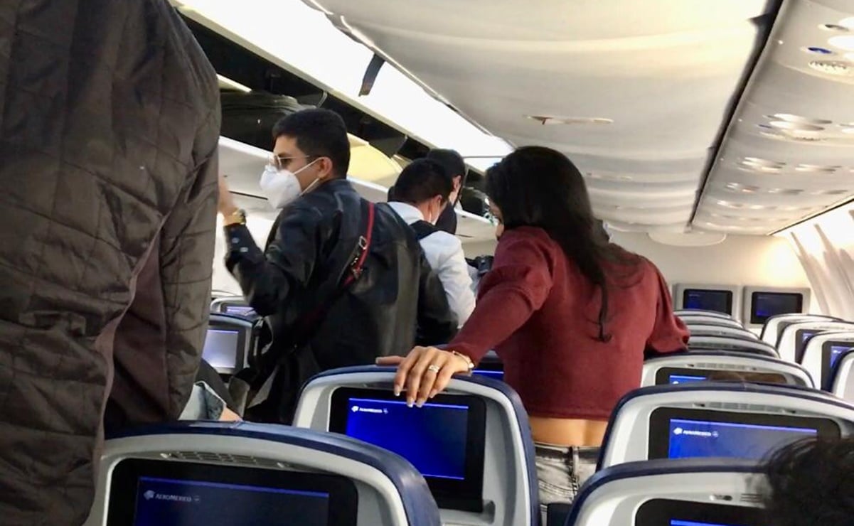 AMLO recibe insultos y gritos al bajar de un vuelo comercial en CDMX 