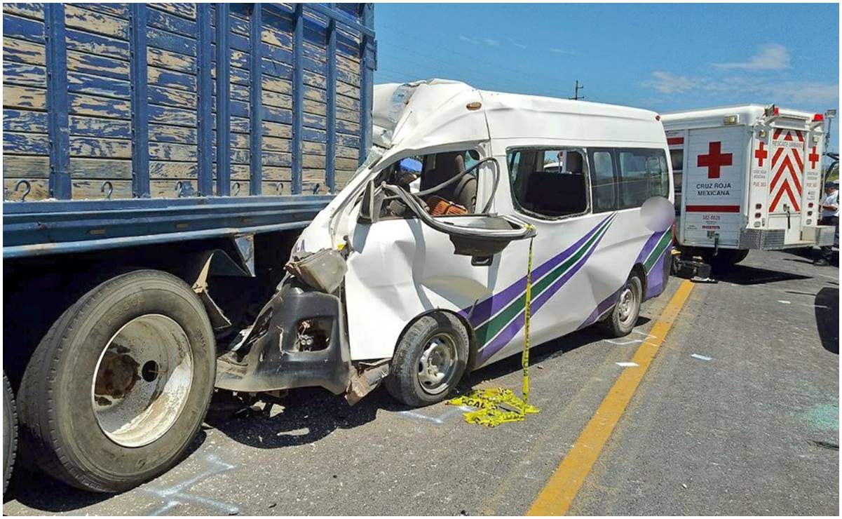 5 muertos deja choque de transporte público contra camión en carretera Tehuacán-Orizaba