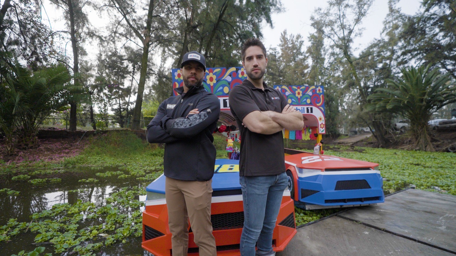 Pilotos de NASCAR disfrutaron divertida carrera de trajineras en Xochimilco