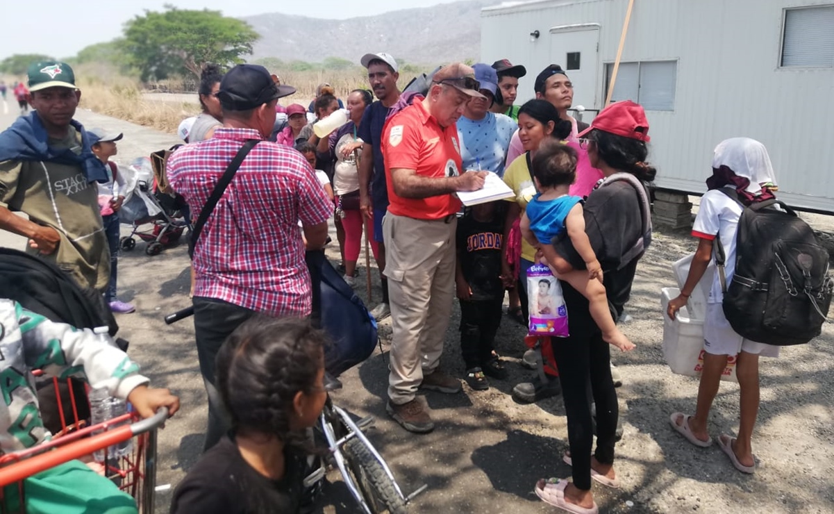 Ignoran autoridades de Oaxaca a 3 mil migrantes del Viacrucis; pagan por agua para lavar y bañarse