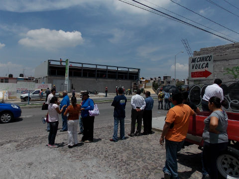 Clausuran construir mini bodega Aurrera