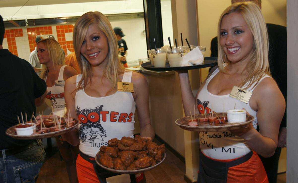 Meseras de Hooters critican nuevo uniforme por ser ropa interior