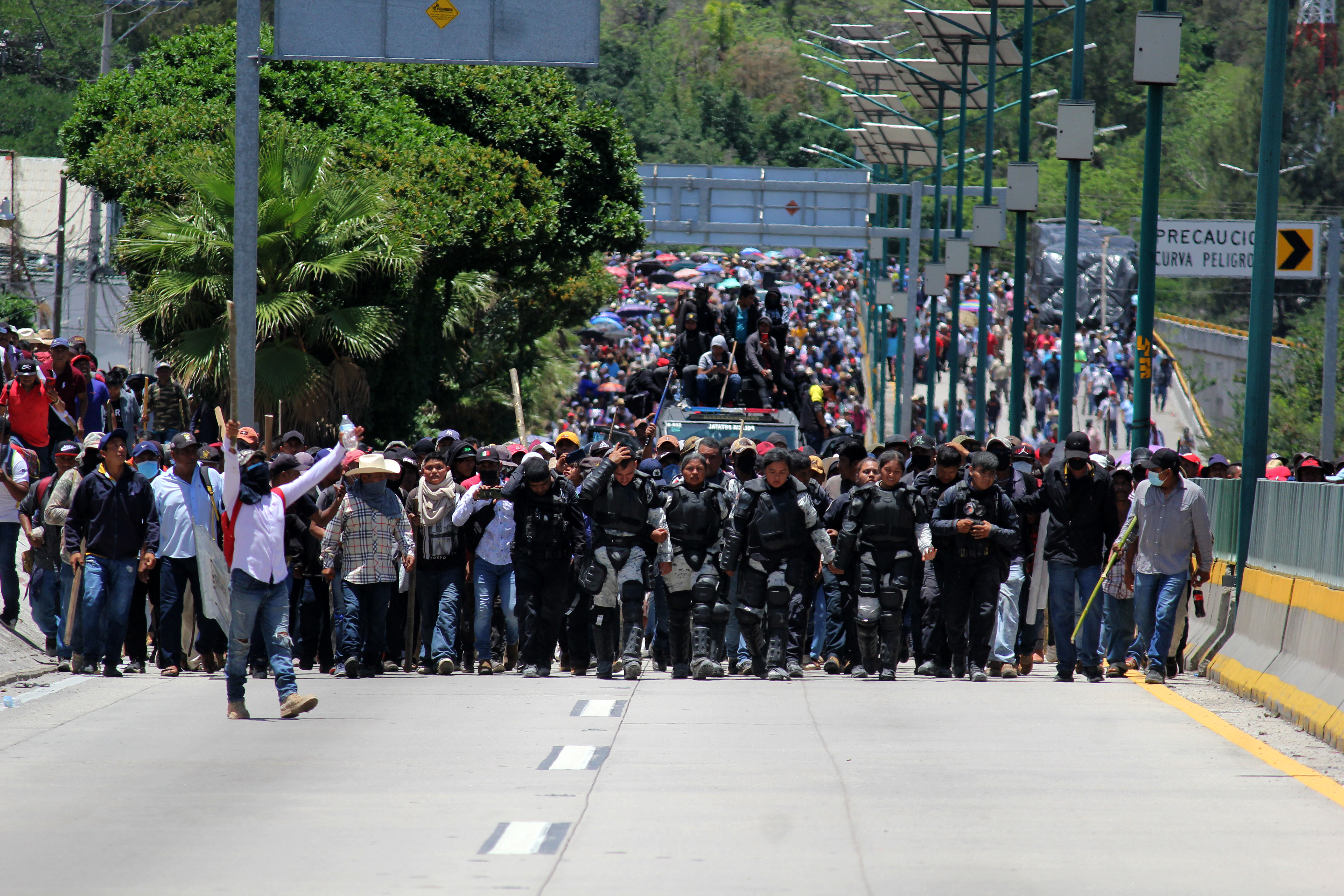 Estalla la violencia; miles toman Chilpancingo