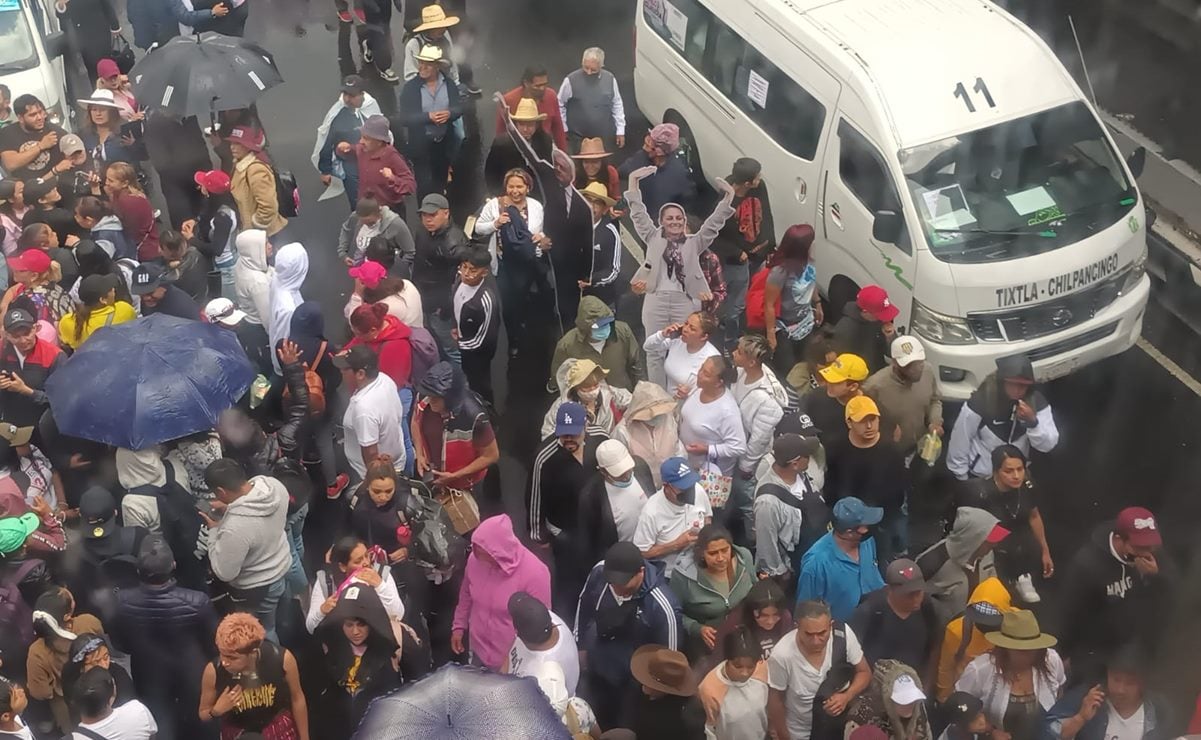 Simpatizantes de AMLO colapsan ingreso al Zócalo; convierten avenidas en estacionamiento 