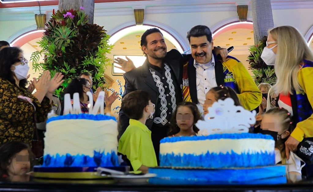Cantante mexicano Pablo Montero canta "El Rey" a Nicolás Maduro por su cumpleaños