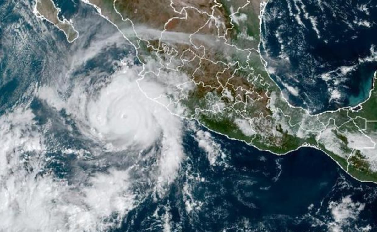 Extremo derecho de huracán Roslyn categoría 4 se ubica sobre la costa norte de Jalisco